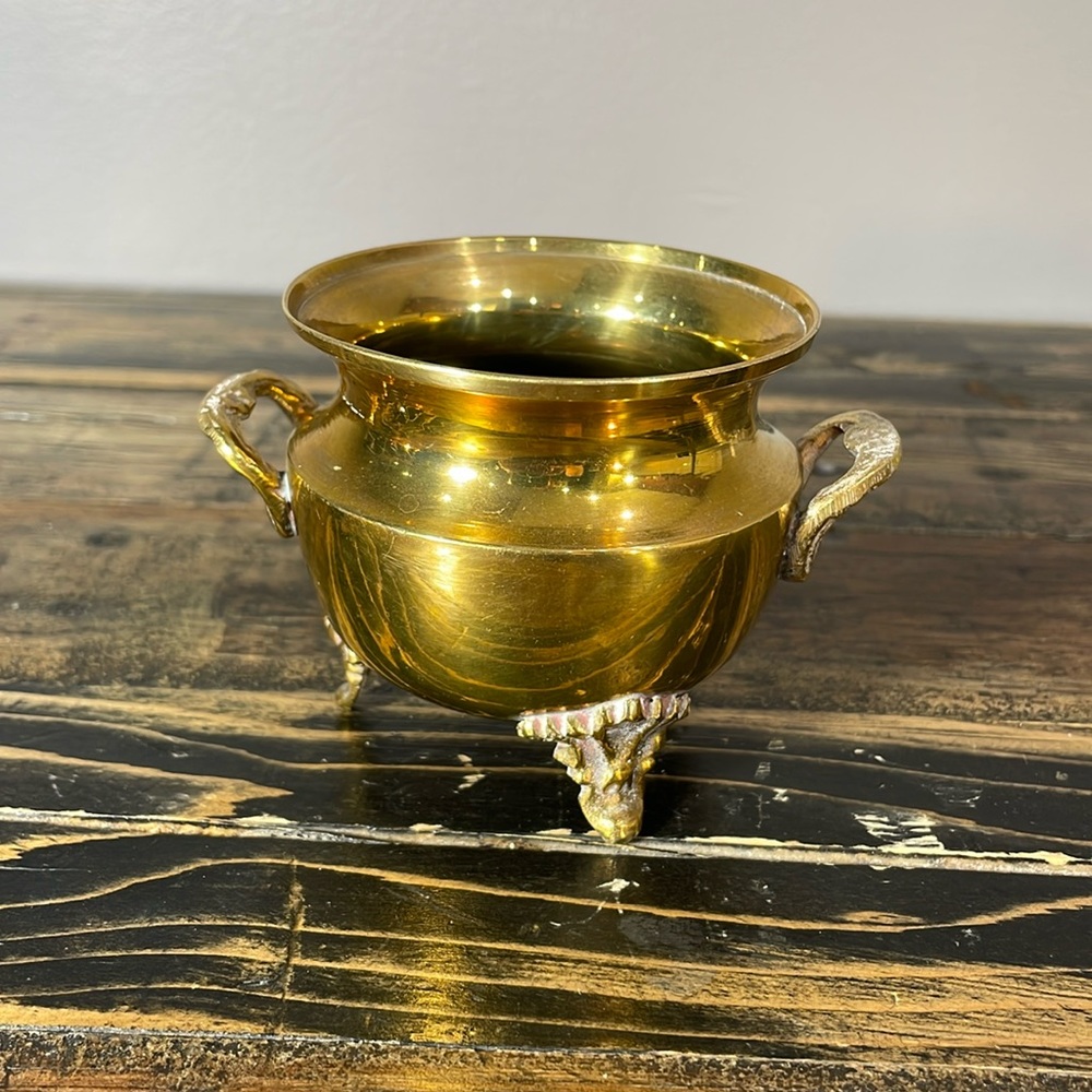 Little brass vessel with handles and 3 feet